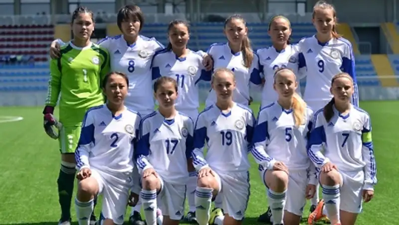 Юные футболистки Казахстана без формы