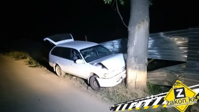 В Алматы выпившие клиентки угнали у таксиста машину и разбили ее
