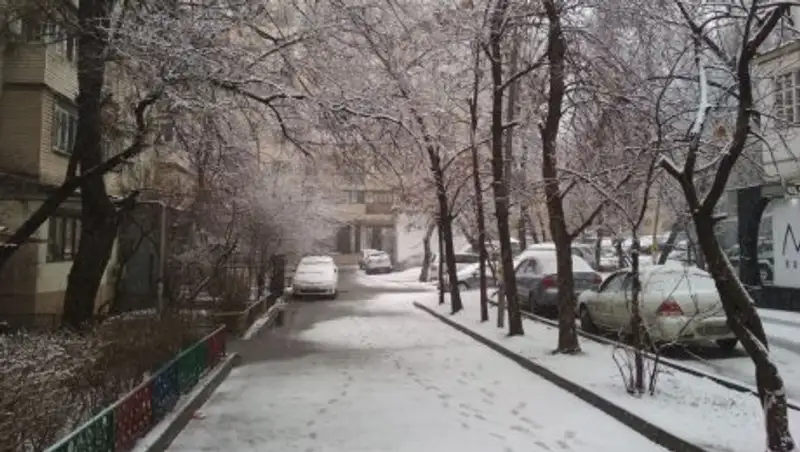 Алматы накрыл весенний снегопад