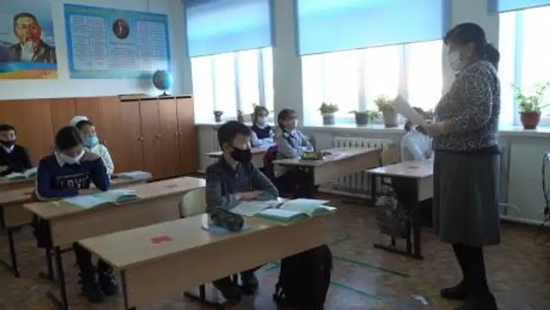 Атырауские школьники исполняют песни Абая на переменах