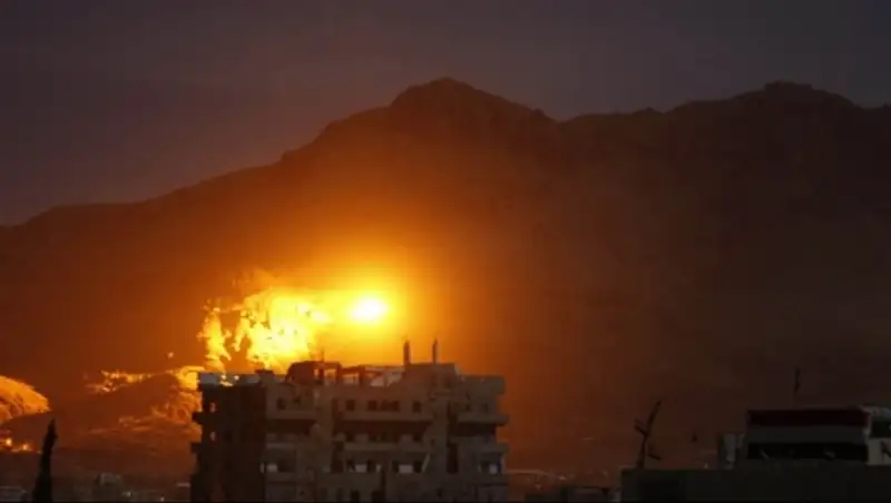 ВВС аравийской коалиции по ошибке нанесли удар по йеменским военным, погибли 30 человек