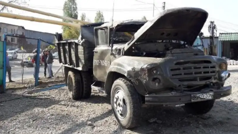 В Алматы грузовик врезался в газопроводные трубы, пострадали двое