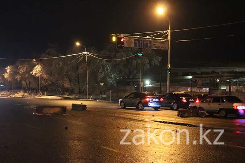 В Алматы Тойота «без водителя» врезалась в бетонное ограждение (фото) В Алматы Тойота «без водителя» врезалась в бетонное ограждение (фото), фото - Новости Zakon.kz от 21.11.2013 15:56