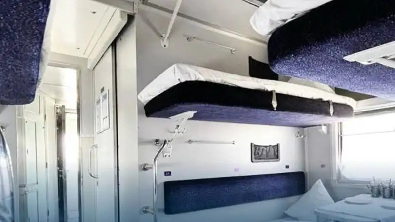 Сотни людей эвакуировали с занесенных снегом автодорог через КТЖ