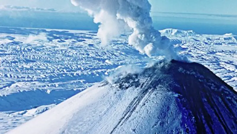 Вулкан Ключевской на Камчатке выбросил столб пепла на 5,5 километра