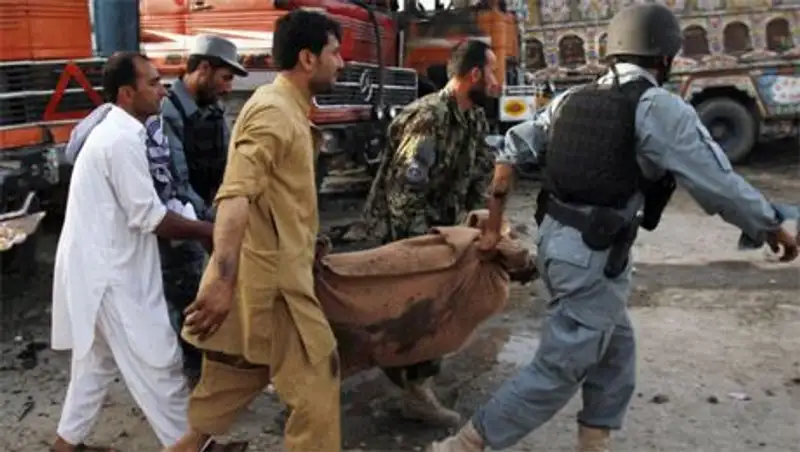 В результате двойного теракта в Кабуле погибло не менее семи военных, десятки ранены