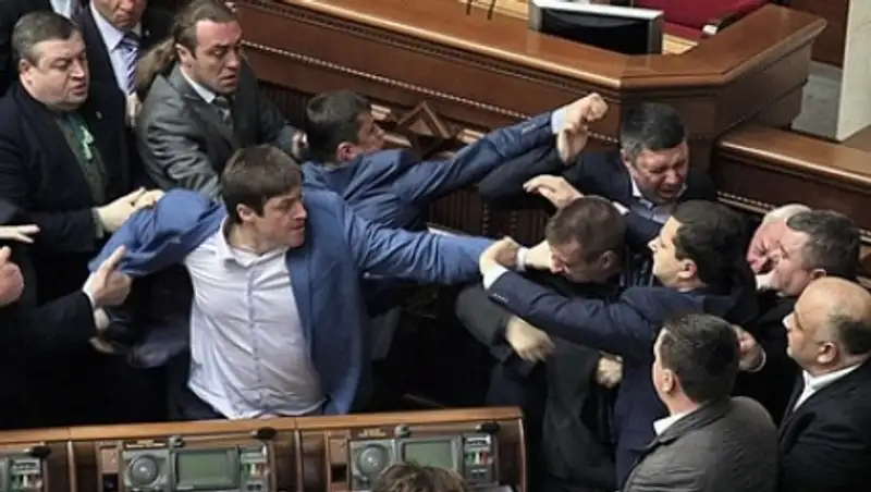 Сторонники отставки Яценюка пообещали заблокировать трибуну в Раде