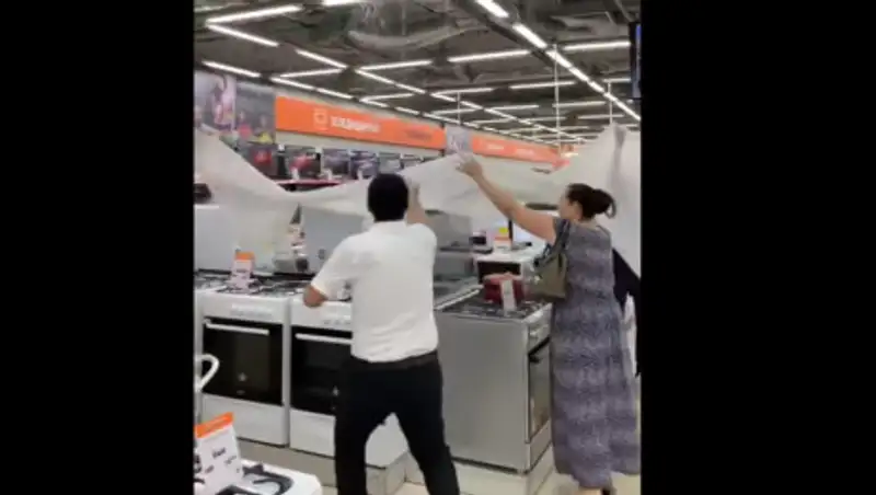 Магазин бытовой техники в Шымкенте залило дождевой водой