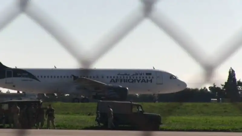 Лайнер на Мальту угнал сторонник Каддафи с ручной гранатой