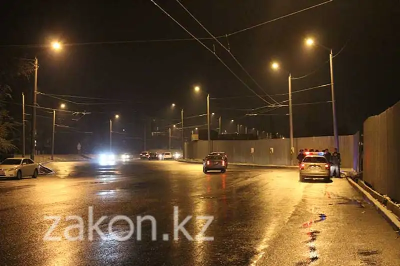 Субару упал в котлован строящейся станции метро в Алматы (фото), фото - Новости Zakon.kz от 11.11.2013 18:29