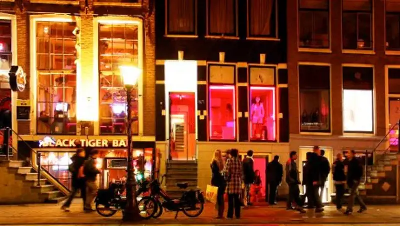 Власти Амстердама запретят туристам смотреть на проституток