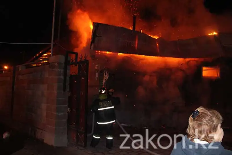 В Алматы сгорела сауна, располагавшаяся на территории частного дома (фото) В Алматы сгорела сауна, располагавшаяся на территории частного дома (фото), фото - Новости Zakon.kz от 29.11.2013 16:52