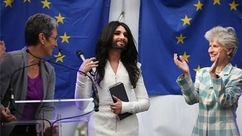 Певица с бородой: Кончита Вурст назвала политической акцией концерт перед Европарламентом