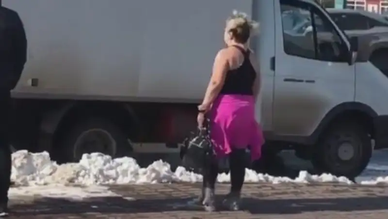 Купающаяся в снегу женщина удивила астанчан