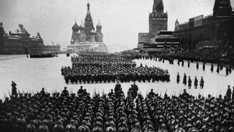 На Красной площади начался торжественный марш, посвященный параду 1941 года