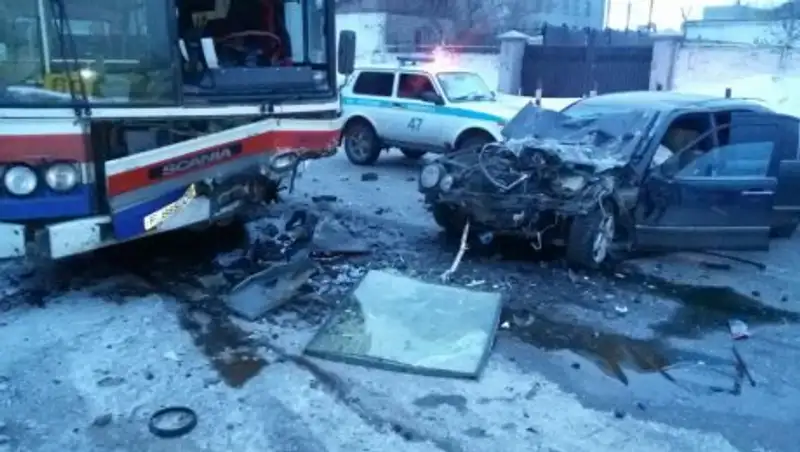 В Усть-Каменогорске лоб в лоб столкнулись автобус и иномарка