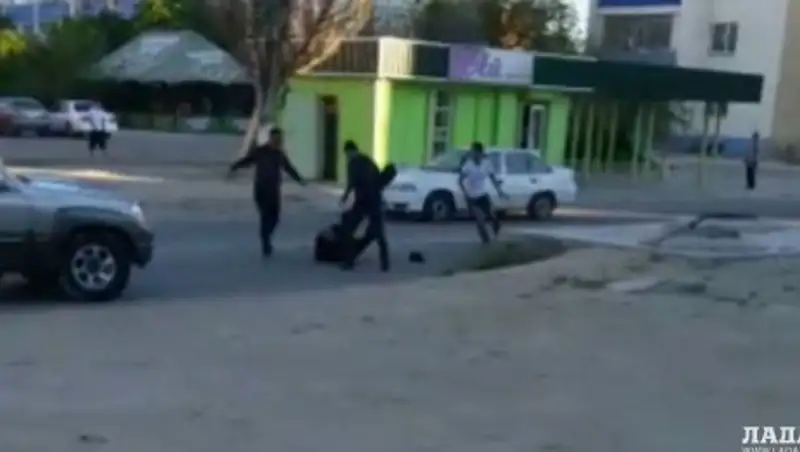 Очевидцы сняли на видео драку с поножовщиной в Актау