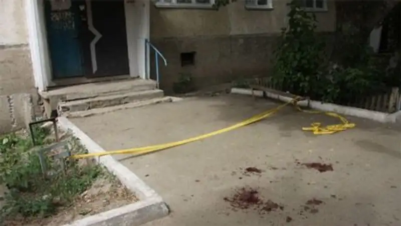 В Уральске во дворе многоэтажки убили мужчину