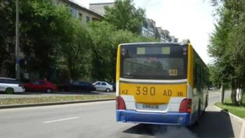 В Усть-Каменогорске проверили чрезмерно дымящие автобусы