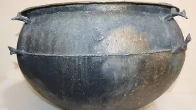 В Узбекистане случайно нашли древний артефакт - двухтысячелетний бронзовый казан саков