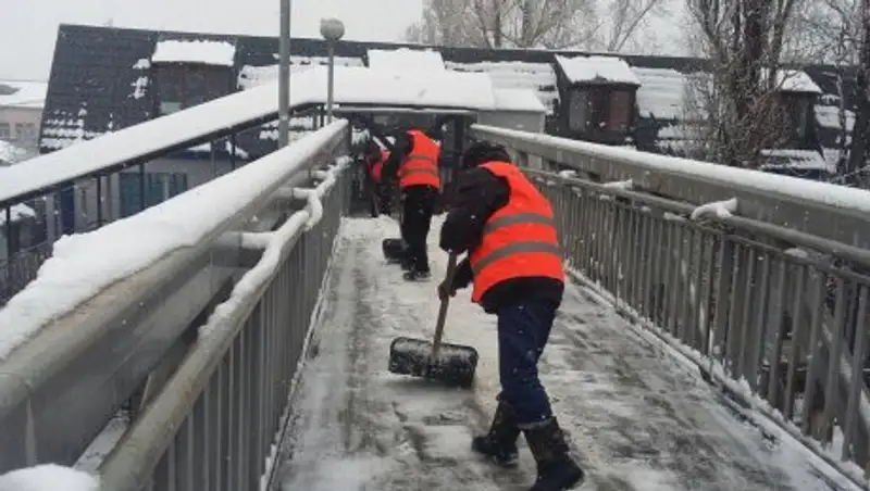 В Алматы продолжается уборка снега