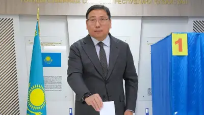 Досаев вместе с супругой проголосовали на выборах президента Казахстана, фото - Новости Zakon.kz от 20.11.2022 08:36