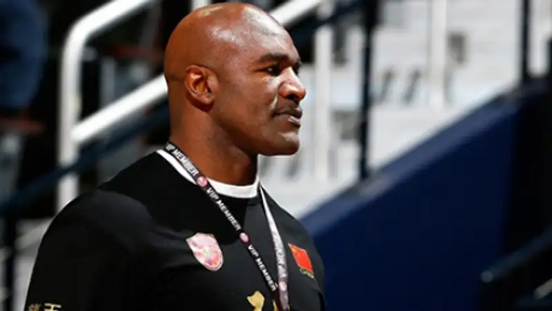 Эвандер Холифилд предрек Мэйуэзеру поражение в бою с Пакьяо