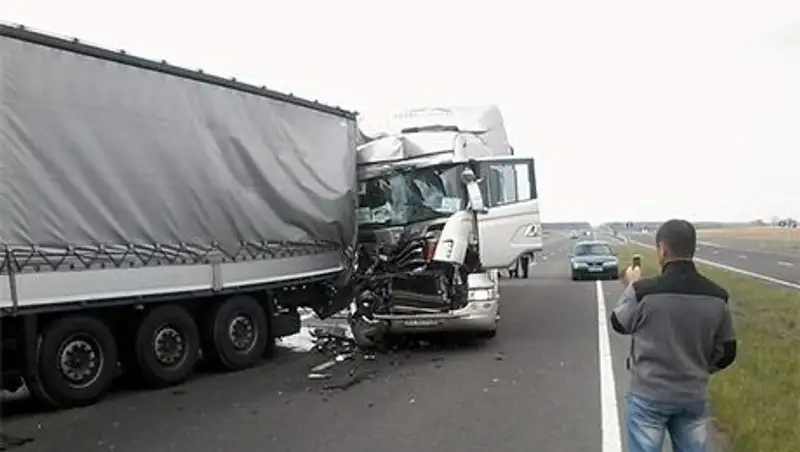 Немецкий конвой попал в аварию на Украине