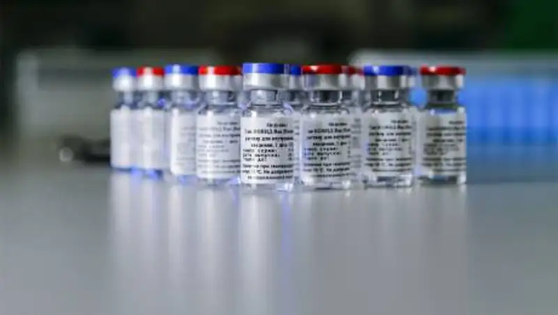 Участвующие в испытании вакцины "Спутник V" заразились коронавирусом