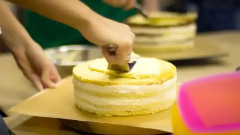 В Атырау безработных и многодетных мам научат печь торты