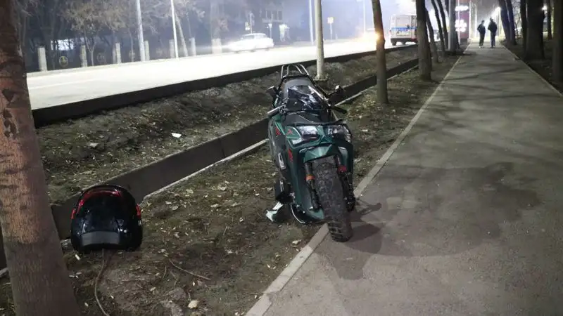 Мопед врезался в Subaru Legacy в Алматы, фото - Новости Zakon.kz от 12.03.2023 01:16