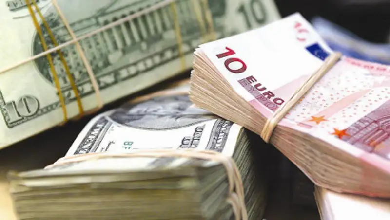 Доллар немного подорожал, а евро подешевел на торгах