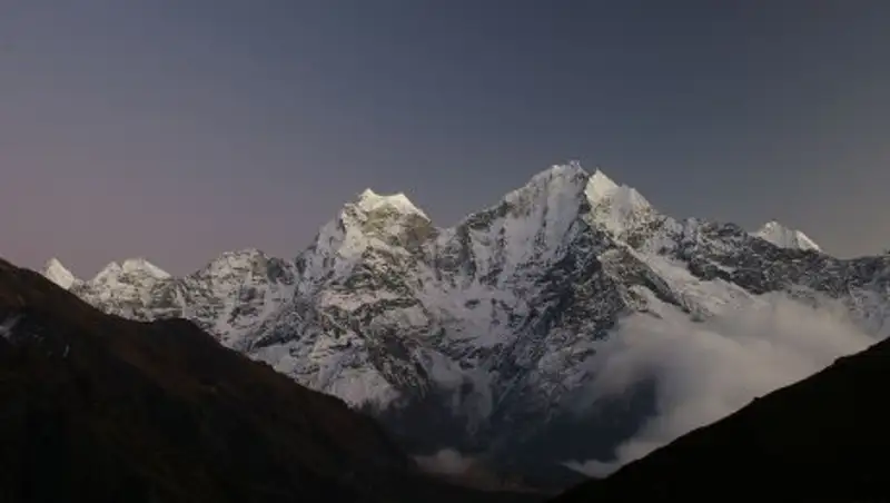 Специальная экспедиция укроет погибших на Эвересте альпинистов "вечной тканью"