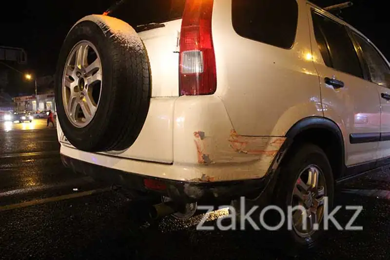 Водитель Мазды насмерть сбил пешехода и столкнулся с тремя машинами в Алматы (фото), фото - Новости Zakon.kz от 11.11.2013 17:05