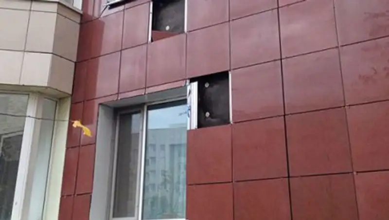 Астанчан предупреждают о летающих светофорах и алюкобонде