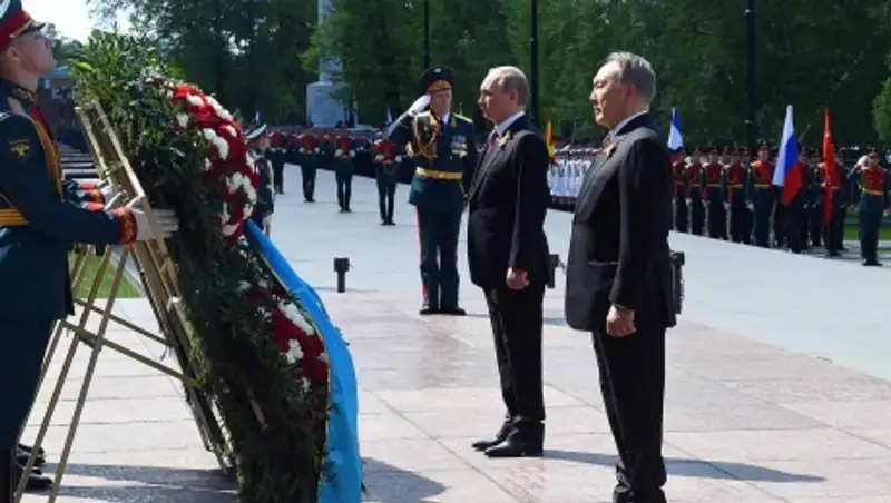 Президенты Казахстана и России возложили венки к Могиле Неизвестного солдата