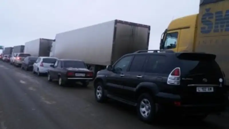 Ежедневно до 300 машин из РФ ставят на учет в Уральске