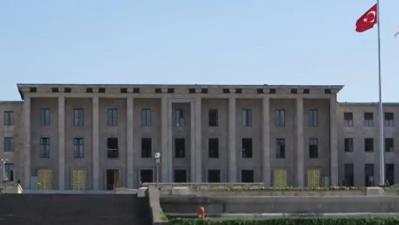 Парламент Турции одобрил введение режима ЧП в стране на три месяца