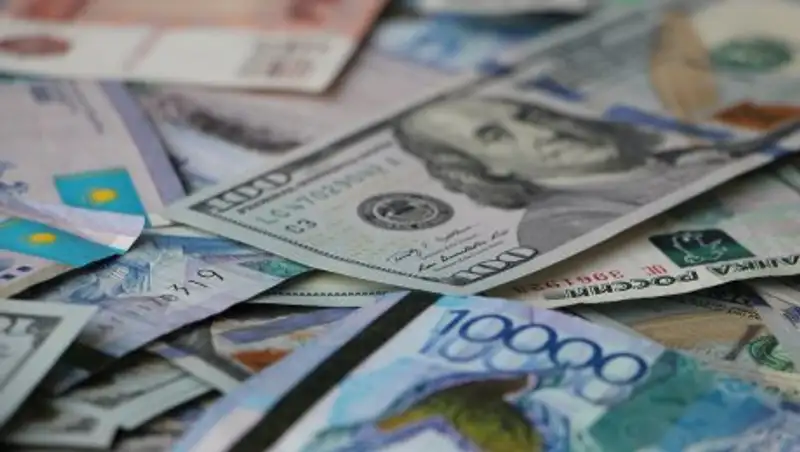 Тенге начал неделю с ослабления