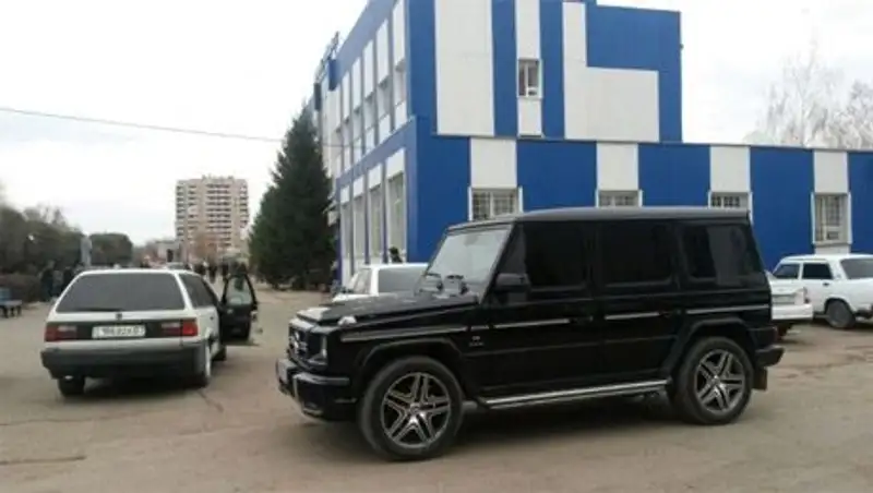 В Уральске тонированный джип простоял перед зданием административной полиции больше часа