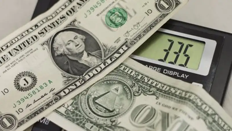 Тенге незначительно ослаб на торгах