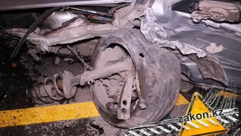 На Северном Кольце в Алматы автомобиль BMW вылетел на отбойник