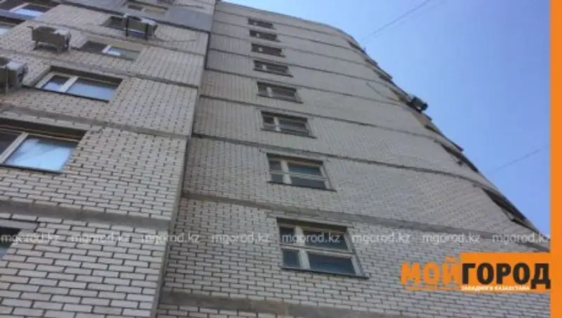 Спрыгнувший с крыши высотки парень в Уральске оставил предсмертную записку