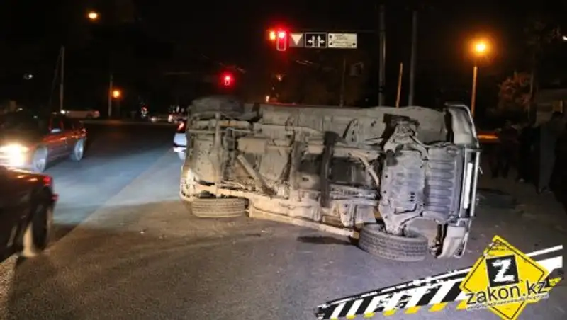 В результате столкновения в Алматы перевернулся Mitshubishi Pajero