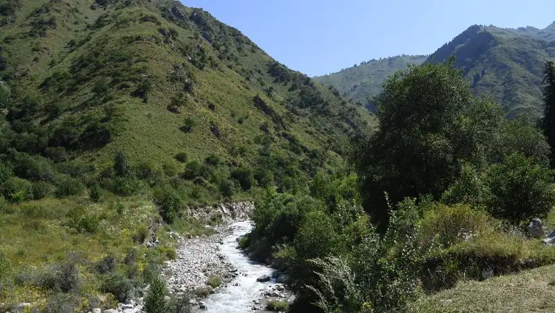 Алматинских туристов призвали воздержаться от походов в горы