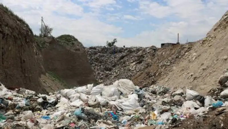 Жители Семея задыхаются от дыма горящей свалки