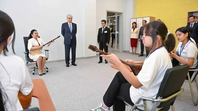 Токаев посетил Центр инновационного творчества школьников в Алматы, фото - Новости Zakon.kz от 01.06.2023 11:54
