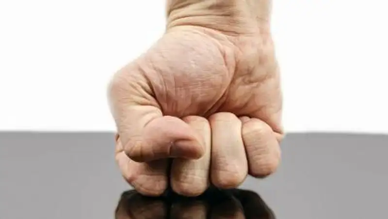 В Сети появилось видео, где мужчина в штатском бьет полицейского