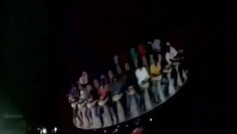 В парке аттракционов в Индии слетело колесо с людьми