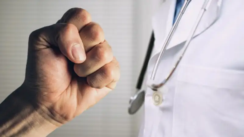 Нападение на медперсонал больницы. Полиция ведет расследование